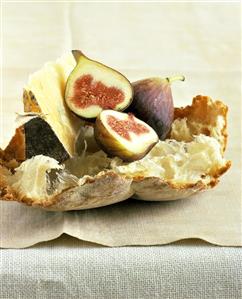 Fresh figs and cheese on rustic white bread (2)