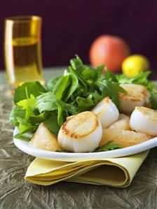 Fried scallops with grapefruit and salad