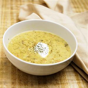 Bowl of Asparagus Soup with Sour Cream and Dill. Receta disponible TR