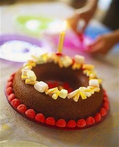 Quick birthday cake: chocolate ring with sweets