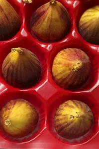 Fresh figs in market packaging