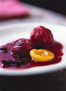 Gratin of plums and apricots with beetroot sauce