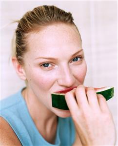 Mujer comiendose un trozo de sandia. Primer plano.
Uso exclusivamente editorial. Prohibido publicidad.