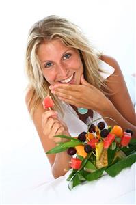 Mujer comiendo fruta. 