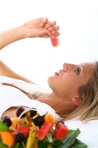 Mujer comiendo fruta.