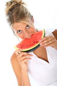 Mujer comiendo sandia.