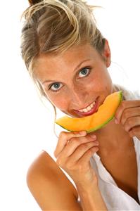 Mujer comiendo melon.