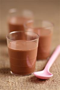 Panna cotta con chocolate. Receta disponible.  