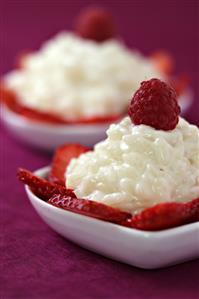 Arroz con leche de coco y frutos rojos. Receta disponible.