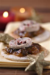 Cocina de Navidad. Tostada con chutney de ciruelas y foie gras. Receta disponible.