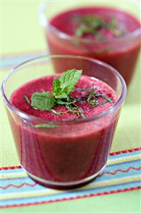 Gazpacho de cerezas y tomates. Receta disponible.
