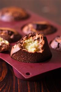 Muffins. Pastelitos de chocolate con relleno de almedras. Receta disponible.
