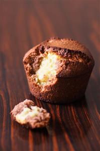 Muffins. Pastelitos de chocolate con relleno de almedras. Receta disponible.
