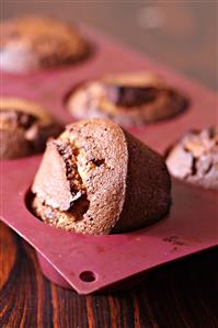 Muffins. Pastelitos de chocolate con relleno de almedras. Receta disponible.
