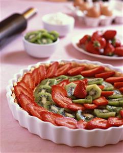 Tarta de fresones y kiwis. Receta disponible.
