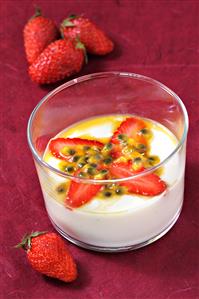 Crema con fresones y fruta de la pasion (granadillas o maracuya). Receta disponible.