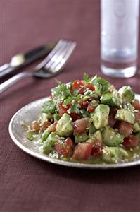 Ensalada de tomates y aguacate. Receta disponible.