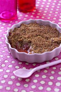 Strawberry crumble. Tarta de fresones con pan de especias. Receta disponible.  