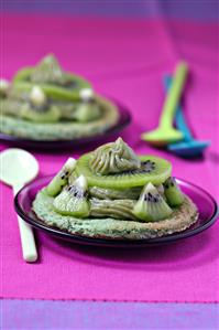 Pistacchio dacquoise. Dacquoise de pistachos con kiwis. Receta disponible.  