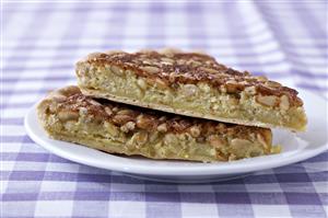 Pine nuts pie. Tarta con piñones. Receta disponible.  