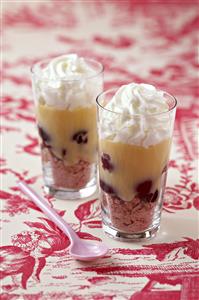 Biscuit cherry trifle. Postre con cerezas y nata. Receta disponible.  