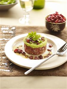 Tartar de atun con aguacates y vinagreta de cranberries (arandanos rojos). Receta disponible TR.