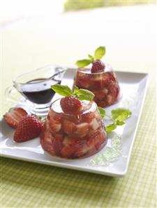 Aspic de fresones a la menta. Receta disponible.