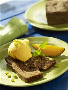 Helado de mango con brownie de pistachos. Receta disponible.