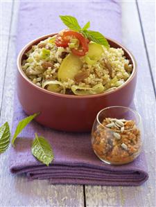 Bulgur o boulgour con pesto de girasol y pimientos. Receta disponible.