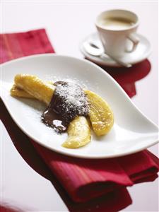 Platanos con coco y chocolate. Receta disponible TR.
