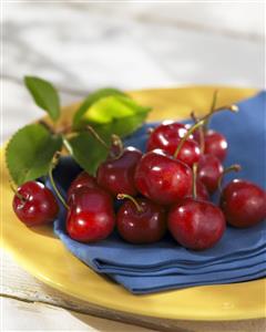 Cerezas en un plato.
Cherries on a Plate.