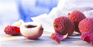 Lichis (fruta china). Varias frutas enteras y una partida.
Litchies. Different Whole Fruits and a Split One.
