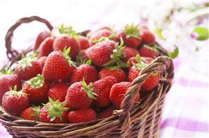 Cesto lleno de fresones.
Basket filled with Strawberries