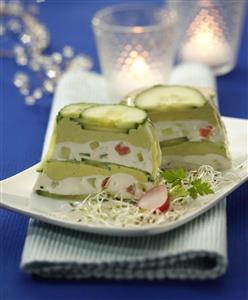 Terrina de queso de cabra con aguacate y pepino. Receta disponible. 
Goat Cheese Plater with Avocado and Cucumber