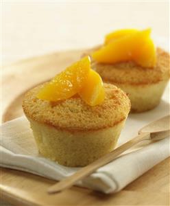 Pasteles de semola y melocoton. Receta disponible. Semolina and Peach Tarts