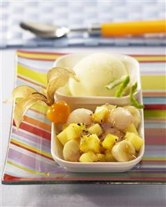 Frutas exoticas con pimienta negra y sorbete de frutas de la pasion al limon. Receta disponible. 
Exotic Fruits with Black Pepper and Passion Fruit and Lemon Sorbets.
