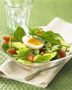 Ensalada de espinacas, aguacate y huevo. Receta disponible TR. 
Spinach, Avocado and Egg Salad.
