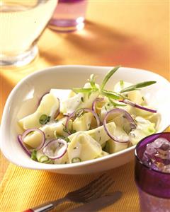 Ensalada de patata y manzana con queso y salsa. Receta disponible.
Potato and Apple Salad with Cheese and Dressing. 
