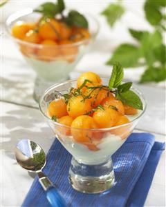 Natillas con bolitas de melon. Receta disponible.
Custard with Little Melon Balls. 
