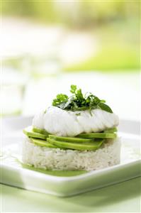 Bacalao al curry sobre aguacates y arroz blanco. Receta disponible. 
Curry Cod over Avocados and White Rice.
