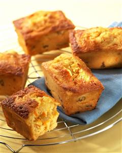 Bizcochos de zanahoria, manzana y pasas en moldes de plumcake. Receta disponible.
Carrot, Apple and Raisins Cakes in Plumcake Cake Pan Molds. 
