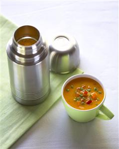 Crema de pimientos con paprika en taza y termo. Receta disponible.
Bell Pepper Cream with Paprika in a Cup and Thermos.