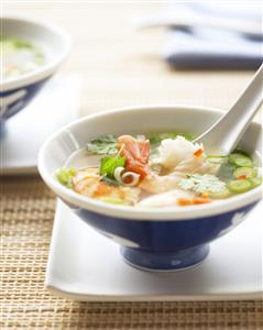 Sopa thai con gambas. Cocina oriental. Receta disponible.
Thai Soup with Shrimp.  Asian Cuisine.