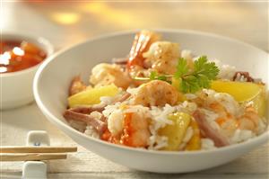 Wok de arrroz con gambas y frutas. Receta disponible
Rice with Shrimp and Fruits Wok. 