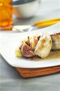 Conejo con higos, membrillo, manzanas y uvas. Receta disponible.
Rabbit with Figs, Quince Paste, Apples, and Grapes.