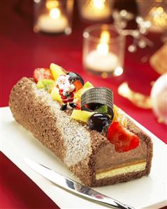 Cocina de Navidad. Tronco de chocolate con frutas. Receta disponible TR
. Christmas Cuisine.  Chocolate Trunk with Fruits.

