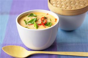 Sopa de pollo y pimientos con leche de coco. Receta disponible.
Chicken and Peppers Soup with Coconut Milk.