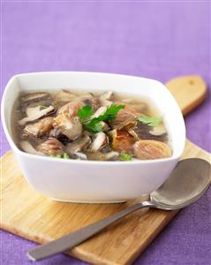 Sopa de champiñones y castañas. Receta disponible.
Champignon Mushrooms and Chestnuts Soup. 