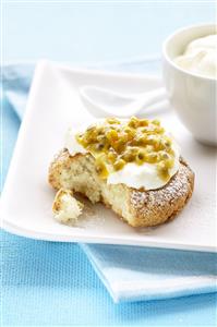 Pastelitos de almendras con nata y frutas de la pasion. Receta disponible.
Little Almond Pies with Cream and Passion Fruit.
