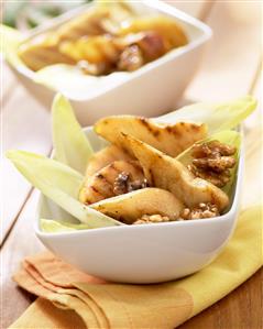 Ensalada de peras asadas con nueces. Receta disponible. TR 
Roast Pear and Walnuts Salad. 